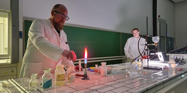 Die charakteristisch rote Flammenfärbung eines Lithium-Salzes.