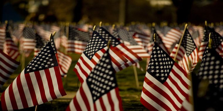 Religionsgeschichte: Zivilreligion mit Verehrung der US-amerikanischen Fahne