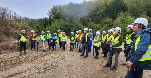 Die Teilnehmenden bei der Exkursion in den Quarzsandtagebau